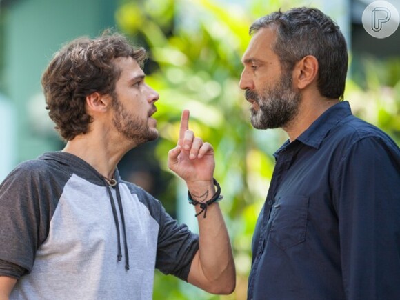 Miguel (Domingos Montagner) procura Pedro (Jayme Matarazzo) para uma conversa, em 'Sete Vidas'