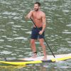 Malvino Salvador exibe barriga tanquinho ao praticar stand up paddle