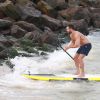 Malvino Salvador exibe boa forma ao praticar stand up paddle em gravação do programa 'Estrelas', na praia da Barra da Tijuca, Zona oeste do Rio de Janeiro
