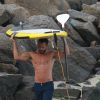 Malvino Salvador exibe boa forma ao praticar stand up paddle em gravação do programa 'Estrelas', na praia da Barra da Tijuca, Zona oeste do Rio de Janeiro
