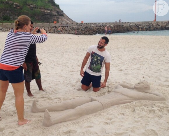 Malvino Salvador conheceu o trabalho de Rogean Rodrigues, conhecido por suas esculturas nas areias das praias cariocas. Olha a escultura que ele fez do ator!