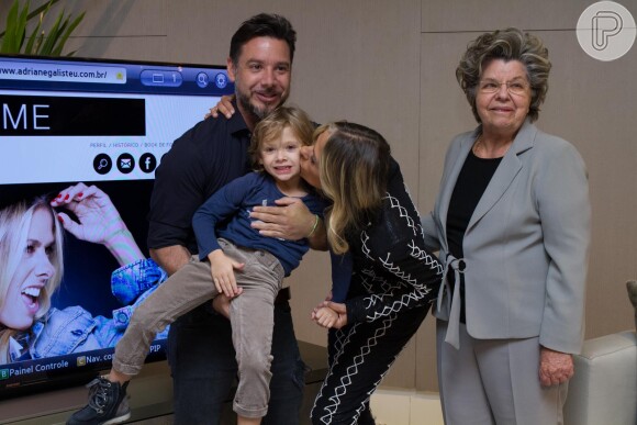Além do marido, Adriane Galisteu recebeu o filho, Vittorio, e a mãe, Dona Emma, no lançamento de seu blog