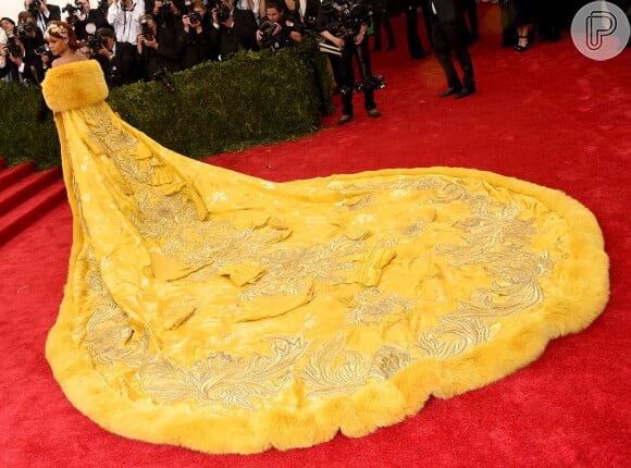 O vestido irreverente de Rihanna, feito pela estilista Guo Pei, tinha bordados em ouro na cauda