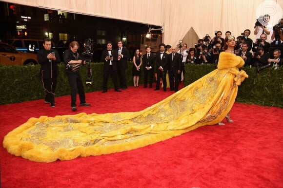 Rihanna apostou em um vestido amarelo épico com uma cauda enorme projetado pela estilista chinesa Guo Pei