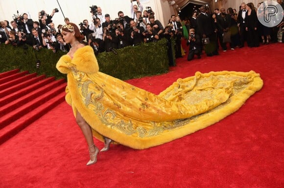 Para compor o look ousado, Rihanna apostou em um top rosa por baixo do vestido e um adereço dourado na cabeça