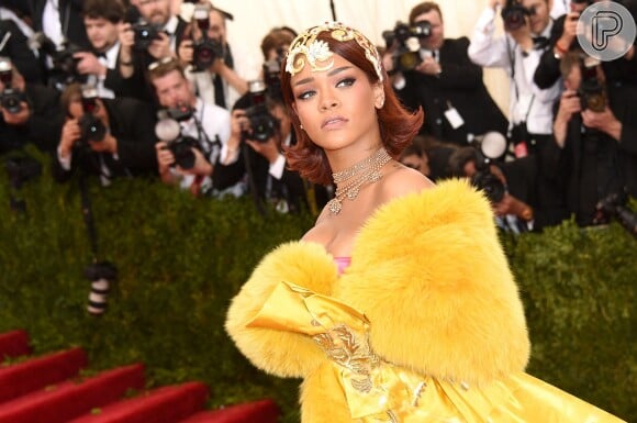 Met Gala 2015: Rihanna apostou na cauda do vestido amarelo projetado pela estilista chinesa Guo Pei
