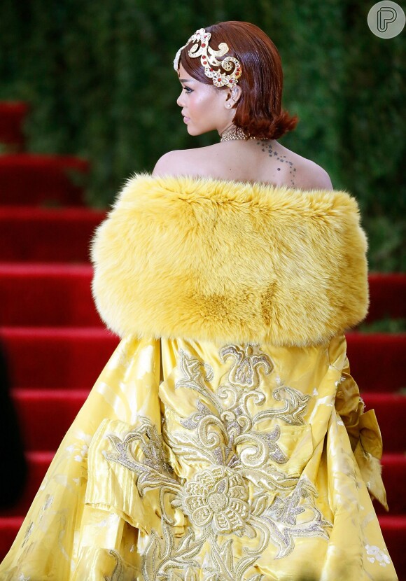 Met Gala 2015: Rihanna apostou na cauda do vestido amarelo projetado pela estilista chinesa Guo Pei