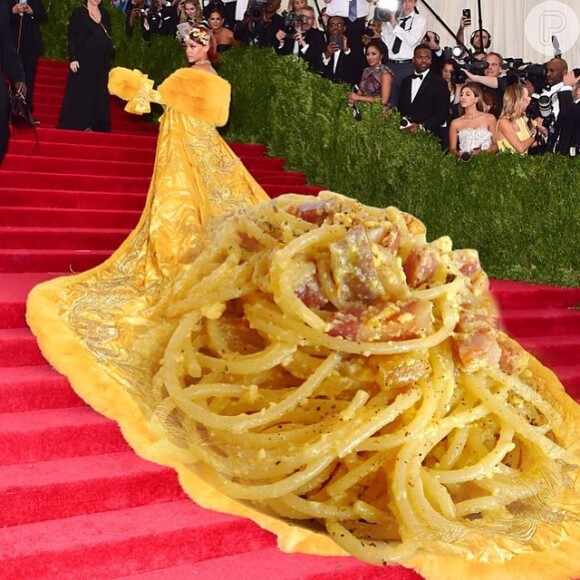 Vestido de Rihanna virou alvo de piadas na internet