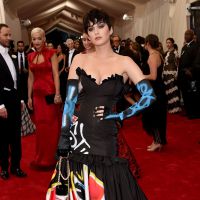Katy Perry exibe pingentes nas unhas com nome de grife no Met Gala 2015