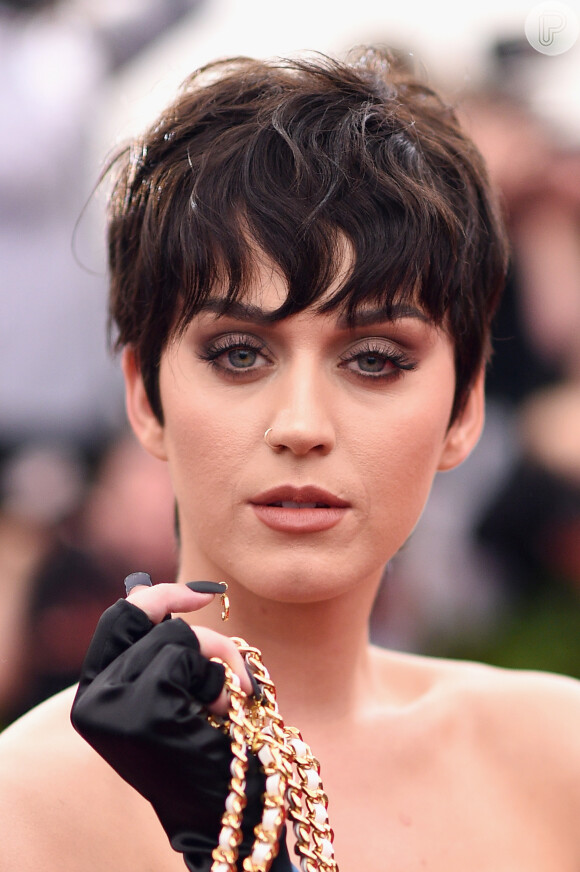 Detalhe do pingente dourado na unha de Katy Perry