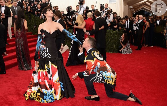 Katy Perry foi acompanhada do estilista Jeremy Scott, que, aliás, foi vestido com um smoking com as mesmas estampas do modelito usado por ela