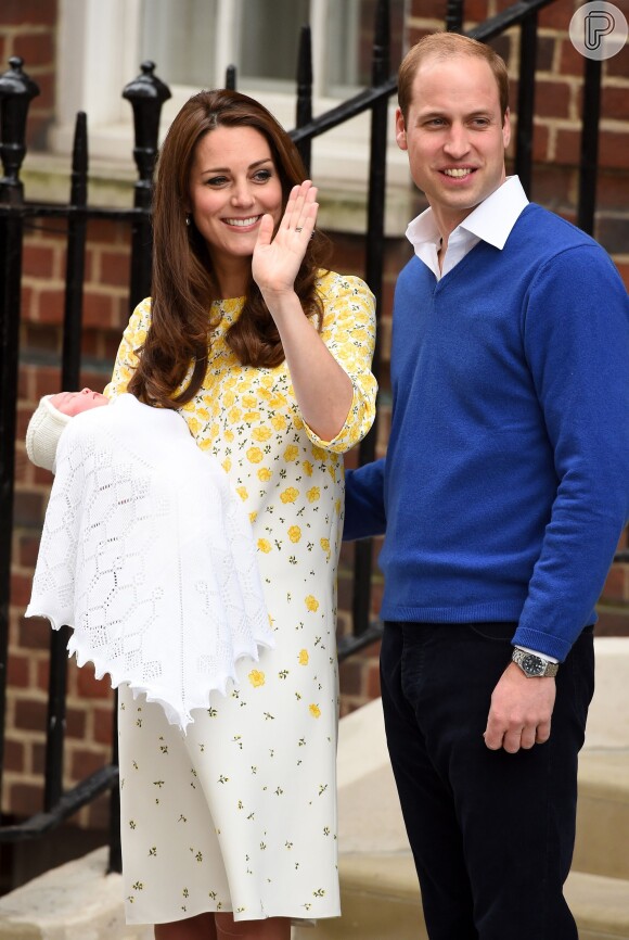 Kate Middleton e príncipe William posam na saída da maternidade