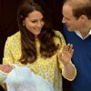 Kate Middleton e o príncipe William posam pela primeira com a filha, Charlotte Elizabeth Diana
