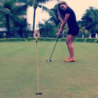 Fernanda Souza treina golfe para 'Malhação': 'Tentando acertar o buraco'