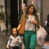 Priscila Fantin curte passeio com o filho, Romeo, em shopping do Rio, nesta terça-feira, 5 de maio de 2015