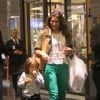 Priscila Fantin curte passeio com o filho, Romeo, em shopping do Rio, nesta terça-feira, 5 de maio de 2015