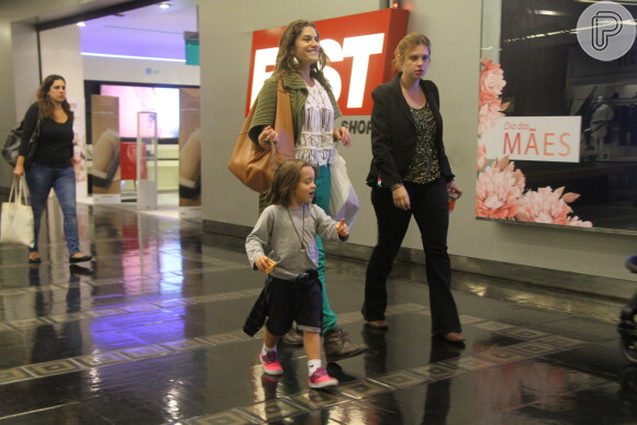 Priscila Fantin curte tarde em shopping com Carolina Figueiredo e ao lado do filho, Romeo, de 3 anos