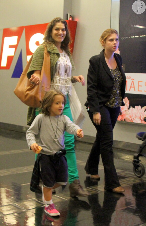 Priscila Fantin vai ao shopping com o filho, Romeo, de 3 anos, e a amiga Carolina Figueiredo, no Rio
