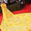 Internauras simulam o passo a passo de uma omelete para fazer brincadeira com o vestido de Rihanna