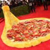 Internautas comparam vestido de Rihanna com uma pizza