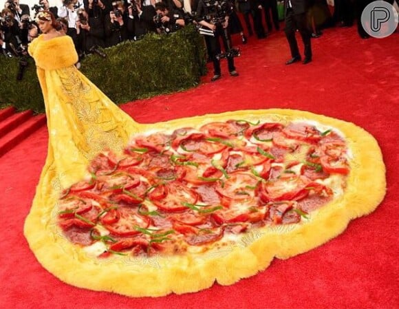 Internautas comparam vestido de Rihanna com uma pizza