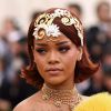 Rihanna não resiste e ironiza seu vestido usado no Met Gala 2015, no Instagram