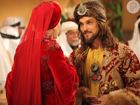 Samantha (Claudia Raia) retoma o casamento com o rei Mohammed (Igor Rickli) e tem desfecho com vida de rainha, em 'Alto Astral'
