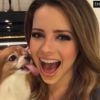 Sandy ganha lambida de cachorro em participação ao vivo em programa de internet