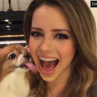 Sandy ganha lambida de cadela ao vivo em versão web do programa 'SuperStar'