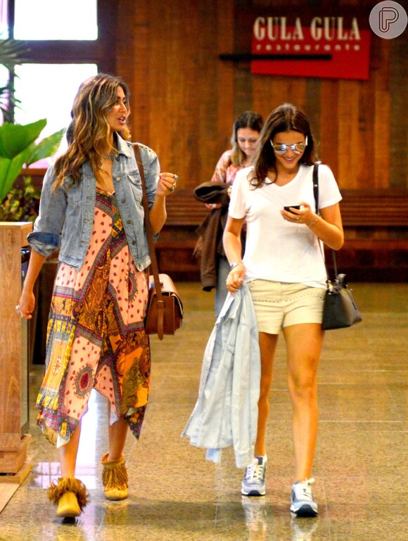 Bruna Marquezine passeia com amiga, Stéphannie Oliveira, filha do ex-jogador Bebeto, em shopping no Rio, nesta quarta-feira, 6 de maio de 2015