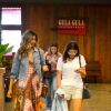 Bruna Marquezine passeia com amiga, Stéphannie Oliveira, filha do ex-jogador Bebeto, em shopping no Rio