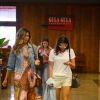 Bruna Marquezine passeia com amiga, Stéphannie Oliveira, filha do ex-jogador Bebeto, em shopping no Rio