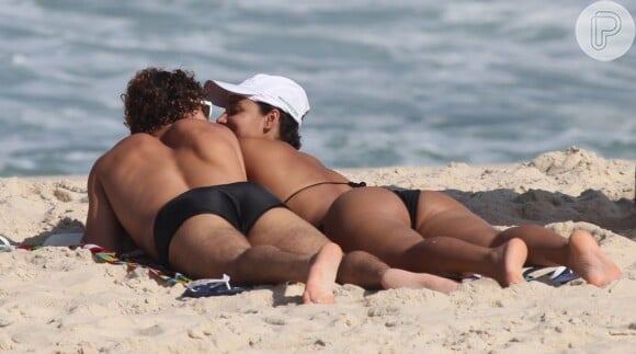 Débora Nascimento e José Loreto gostam de namorar na praia