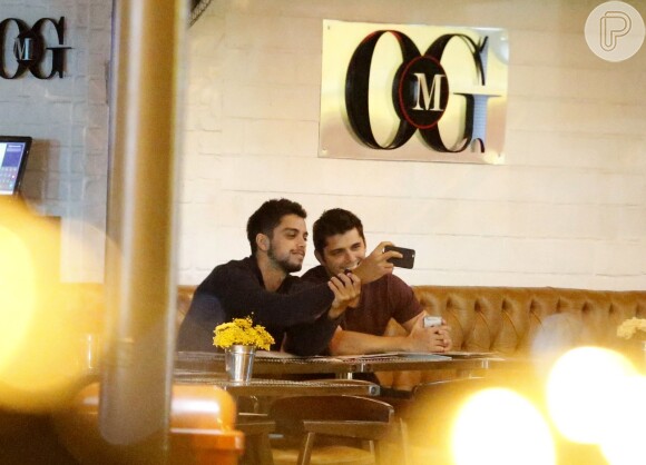 Rodrigo Simas e Bruno Gissoni tiraram selfie no bar