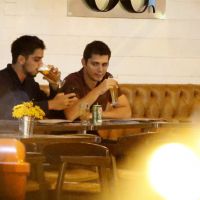 Rodrigo Simas e Bruno Gissoni tomam chope e tiram selfie em bar do Rio