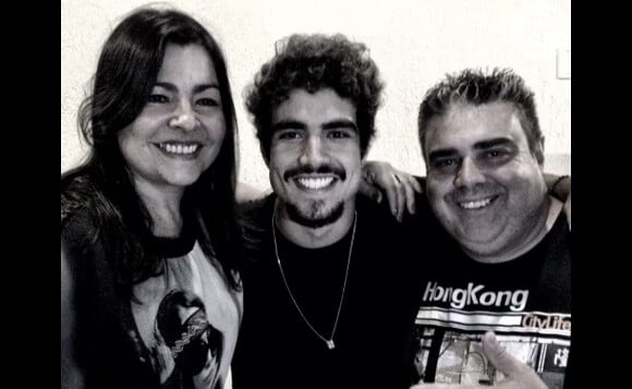 Caio Castro postou foto ao lado dos pais, Sandra e Vitor