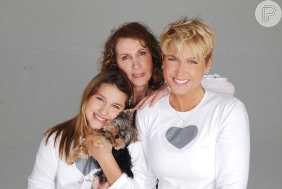 Xuxa posa para foto em família com sua mãe, Alda, e sua filha, Sasha Meneghel, de 16 anos