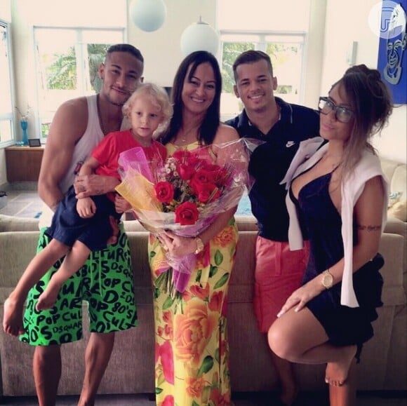 Neymar registrou momento com a mãe, Nadine, o filho David Lucca e a irmã, Rafaella