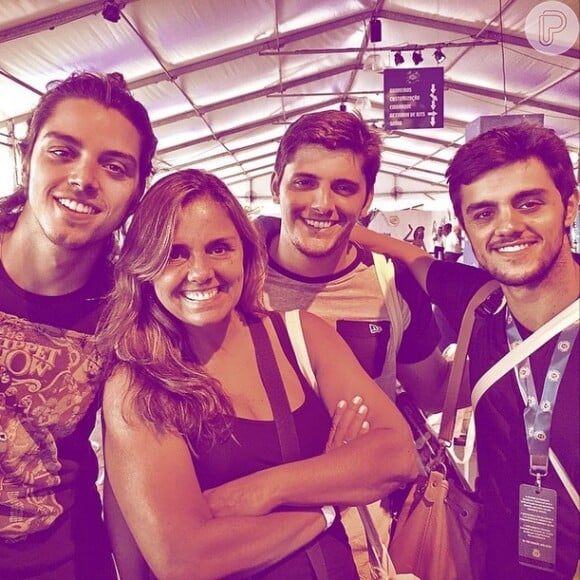 Os irmãos Rodrigo Simas, Felipe Simas e Bruno Gissoni posaram com a mãe, Ana