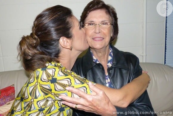 Fátima Bernardes dá um beijão na bochecha de sua mãe, Eunice. Fofas, não é?