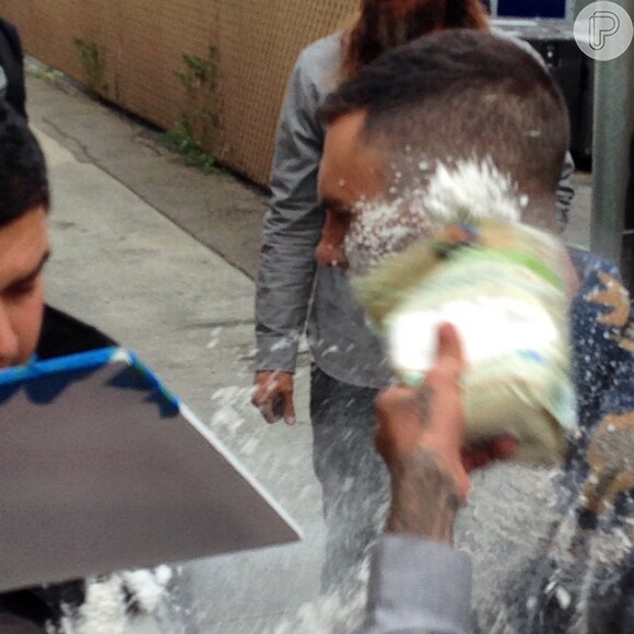O cantor atendia alguns fãs quando um homem arremesou um pacote de açúcar de confeiteiro em cima do vocalista do Maroon 5