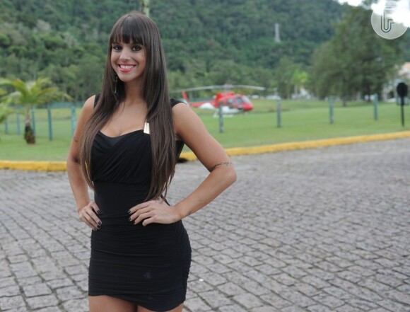 Carol Dias escolheu um vestido preto e curto para ir ao casamento de Paulo Henrique Ganso e Giovanna Costi