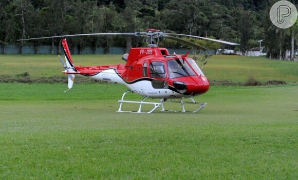 Liberado pelo Santos para participar da cerimônia de casamento do amigo e jogador Ganso, Neymar chegou ao local da cerimônia de helicóptero