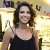 Sorridente, Mariana Rios optou por um look sexy e maquiagem natural para coquetel de marca em shopping paulista