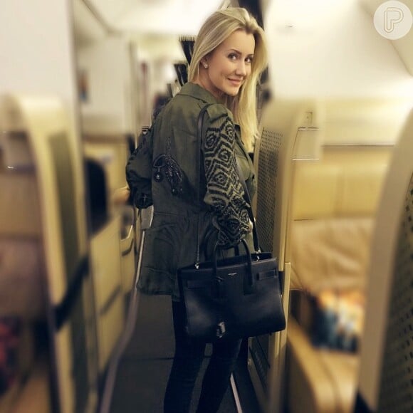 Ana Paula Siebert posou toda elegante dentro do avião com destino à Abu Dhabi