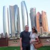 Roberto Justus e Ana Paula Siebert posaram para foto no meio dos prédios de Abu Dhabi, nos Emirados Árabes