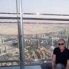 Roberto Justus posa no Burj Khalifa, em Dubai: 'No topo do prédio mais alto do mundo! 828 metros...160 andares! Vejam como os outros prédios ficam pequenos', apontou o empresário