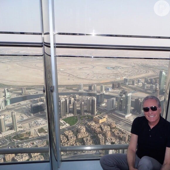 Roberto Justus posa no Burj Khalifa, em Dubai: 'No topo do prédio mais alto do mundo! 828 metros...160 andares! Vejam como os outros prédios ficam pequenos', apontou o empresário