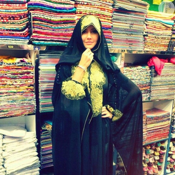 Ana Paula Siebert brinca com roupas árabes em loja de Dubai