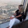 'Observando a 'minicidade' do Burj Khalifa... 160 andares (828 metros). Chocada! Tudo virou formiga', legendou Ana Paula Siebert na janela do Burj Khalifa, em Dubai